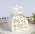 Elegante scatola per bomboniere bianca tagliata al laser con corona su piatto in ceramica - Avorio