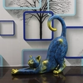 Statua moderna di gatto in resina blu opaco e oro per decorazione domestica - Gatto Blu Oro