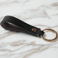 Business leather keychain with black pebble grain and gold-tone metal hardware - Black