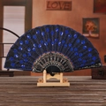 Ventaglio pieghevole nero con paillettes blu motivo pavone su base in legno - Blu Reale