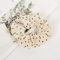 Elastico per capelli in chiffon beige a pois neri su una pagina di libro bianco - Pois / Bianco