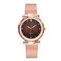 Detailaufnahme von roségoldenem Mesh-Armband mit facettiertem Glas am Zifferblatt - Braunes Zifferblatt