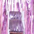 Dettaglio della tenda a frange metalliche viola su cartone per decorazioni di feste - 1x4m / Rosa Chiaro