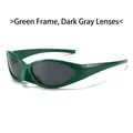 Sportliche Wrap-around-Sonnenbrille mit grünem Rahmen und dunkelgrau getönten Gläsern - Grüner Rahmen Graue Gläser