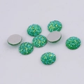 Detailopname van groene 14mm ronde harsplakstenen met sprankelende textuur - 14mm / Groen
