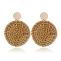 Detailansicht handgefertigter Rattan-Ohrringe mit geometrischem Design und Goldstecker - Runde Scheibe