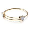 Gouden titanium stalen armband met dubbel wit hart van schelp en gevlochten metalen band - Goud (KB108601-K)