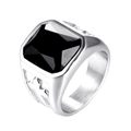Anello da uomo in acciaio inossidabile con gemma nera quadrata e motivi a rilievo - US 7 / Base Argento Strass Nero