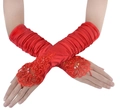 Detail von langen fingerlosen roten Satinhandschuhen mit floraler Spitze und Pailletten - Rot