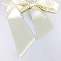 Vue détaillée de la ceinture en satin crème avec grand nœud et rubans pour les robes - Beige
