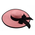 Détail du chapeau de paille rose avec ruban noir et nœud pour la plage - Rose