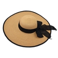 Détail d'un chapeau de paille à large bord avec un élégant nœud noir et texture - Kaki