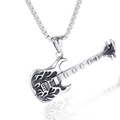 Silberne Edelstahl Gitarrenhalskette mit schwarzen Flammendetails am Rock-Anhänger - Silber