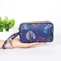 Cartera de tela azul marino con patrón de árbol colorido y tres cremalleras - Patrón de Árbol Azul Marino
