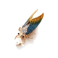 Broche de cigarra dorada con alas de esmalte azul, pedrería y perla blanca sobre blanco - Broche de Cigarra Azul