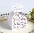 Elegante scatola per confetti bianca tagliata al laser con corona per matrimoni - Bianco