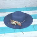 Dunkelblauer Strohhut mit breiter Krempe, Blumen-Spitze und Schleifen-Detail - Marineblau