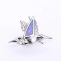 Detailaufnahme eines Kolibri-Anhängers mit blauem Opal-Inlay und Versilberung - Silber Rosa Opal