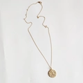 Detalle del collar de sirena de plata 925 con colgante de moneda de oro y cierre de langosta - Collar de Sirena / Oro de 18K
