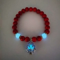 Yoga armband met rode turkoois kralen en een blauwe lichtgevende lotus hanger - Rode Turkoois Blauwe Gloed