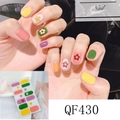Détail macro de stickers ongles arc-en-ciel avec motifs floraux et couleurs unies - Style Mélange Uni Floral Violet (QF430)