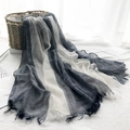 Sciarpa da donna in cotone e lino sfumato blu e bianco con nappe eleganti - Blu Navy + Bianco