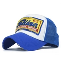 Detail der blau-weißen Trucker-Mütze mit Netz und Vintage-Stickerei im Used-Look - Verstellbar / Blau/Weiß