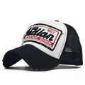 Detailansicht der Vintage Mesh Trucker Kappe mit Indian No.7 Stickerei und Distressed-Schirm - Verstellbar / Schwarz/Weiß