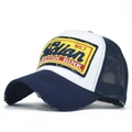 Detail der Trucker-Cap in Marineblau und Weiß mit gelber Stickerei im Vintage-Stil - Verstellbar / Dunkelblau & Weiß