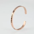 Minimalistisches 6mm Roségold-Armreif mit eingraviertem Mondphasen-Zyklus-Muster - Massives Roségold