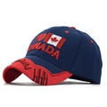 Dettaglio del ricamo I Love Canada su cappellino da baseball blu navy e rosso - Blu Navy e Tesa Rossa (Ricamo I Love Canada)