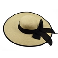 Détail d'un chapeau de soleil en paille pour femme avec ruban noir et large bord - Beige