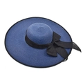 Détail d'un chapeau de soleil en paille bleu marine avec large bord et ruban noir chic - Bleu marine