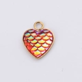 Gouden hartvormige hanger met iriserende rode vissenschubtextuur en een ringetje - Rood Oranje Iriserend (2)