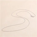 Zarte S925 Sterlingsilber Kette als dünne Gliederkette in Silber auf neutralem Grund - O Kette / Gold