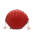 Borsa da sera rossa lucida a forma di conchiglia con catena dorata e perla - Rosso