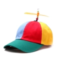 Dettaglio del cappello con elica multicolore con perline e rotore in plastica - Bambini / Colorato
