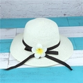 Cappello di paglia crema da sole con nastro nero e fiore di frangipane da mare - M (56-58cm) / Bianco Crema