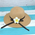 Cappello estivo da donna in paglia con fiore di frangipane e nastro marrone - M (56-58cm) / Caffè Chiaro