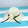 Cappello di paglia beige con nastro nero e fiore di frangipane bianco per la spiaggia - M (56-58cm) / Beige