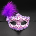 Elegante maschera in pizzo viola e bianco con piume morbide e decorazioni di paillettes - Cilindro Piuma Viola