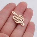Colgante de cactus en oro rosa pulido sobre los dedos para mostrar escala y brillo - Oro rosa