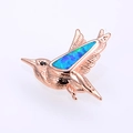 Makroansicht Kolibri-Anhänger in Roségold mit blau-grünem Opal und schwarzem Schmuckstein-Auge - Roségold Blau Opal