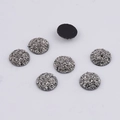 Detail van 14mm zilveren glinsterende hars cabochons met weergave van de zwarte platte achterkant - 14mm / Zilverijs