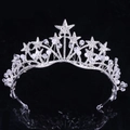 Detalle de una tiara nupcial plateada con cristales de estrella y perlas blancas con reflejo - Hecho a mano / Plateado