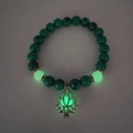 Lichtgevende turquoise kralenarmband met lotus hanger en groen glanseffect - Turkoois Groene Gloed