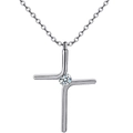 Vista macro di un ciondolo a croce minimalista in argento con zircone su catena a maglie - Argento