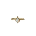 Vintage Silberring im Spitzenkronen-Stil mit Birnen-Opal und K10 Gold-Milgrain-Detail - US 7 / Opal-Stil