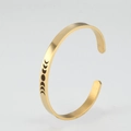 Minimalistischer goldener 6mm C-Armreif mit eingraviertem Mondphasen-Muster - Massive Goldfarbe