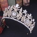 Detail einer goldenen Brautkrone mit funkelnden Strasssteinen und Kristallen auf dunklem Grund - Gold Weißer Zirkonia